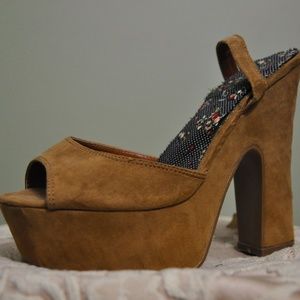 NWOT Tan Chunky Heel Platform Strappy Shoes